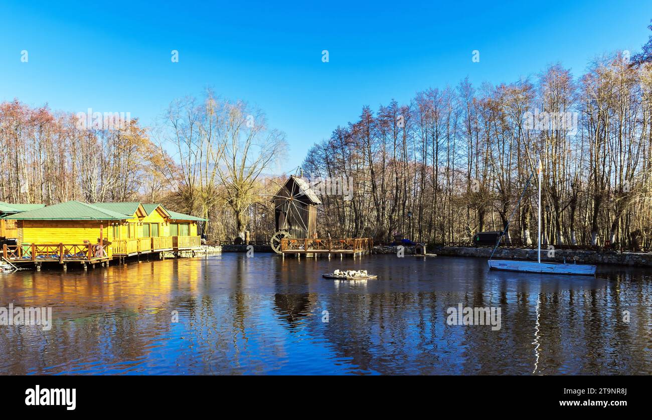 Lac d'hiver au lever du soleil, ciel bleu Banque D'Images