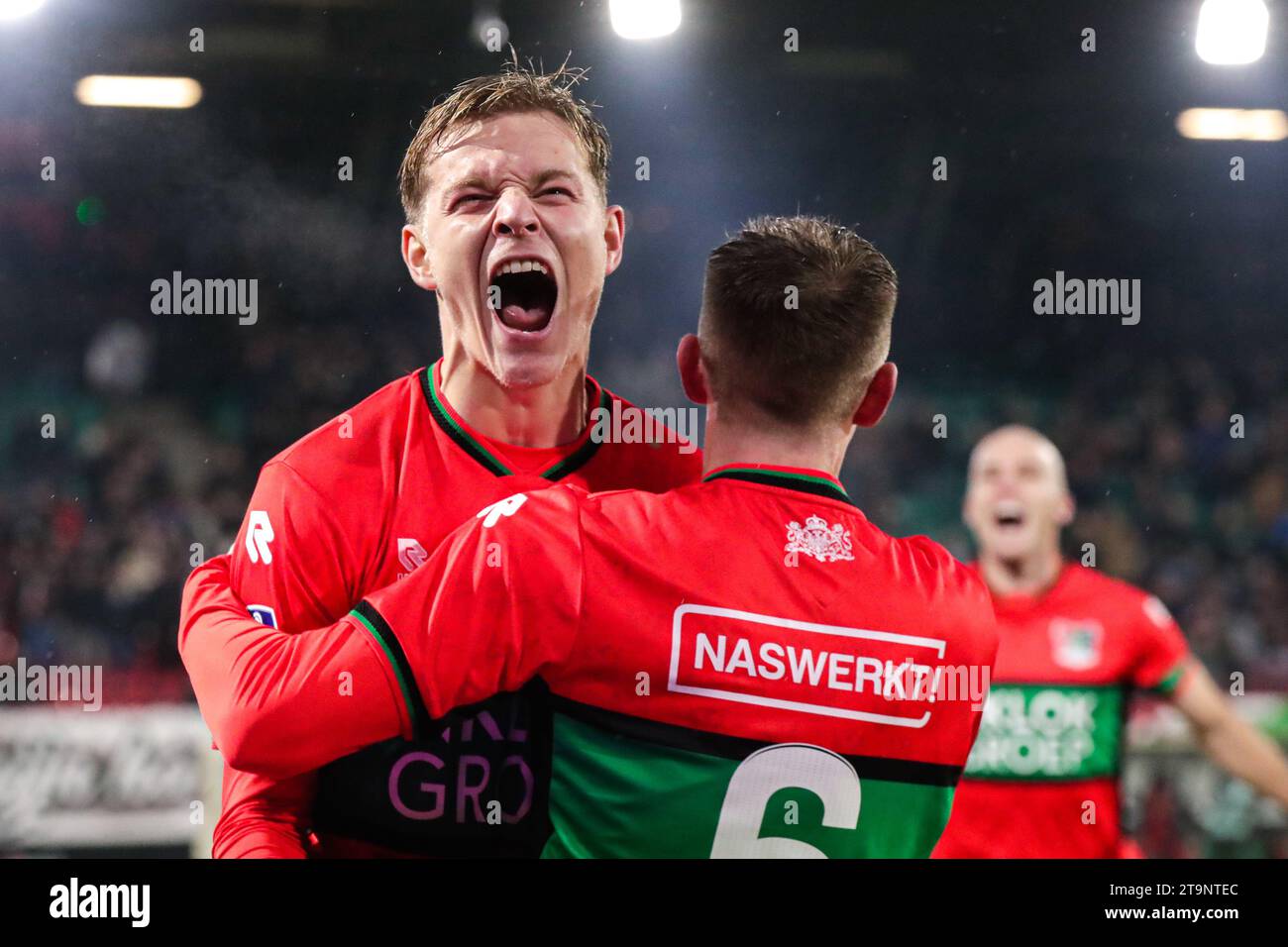 Nijmegen, pays-Bas. 26 novembre 2023. NIJMEGEN, PAYS-BAS - 26 NOVEMBRE : Mathias Ross de NEC célèbre après avoir marqué le premier but de son équipe, Mees Hoedemakers de NEC lors du match néerlandais d'Eredivisie entre NEC Nijmegen et Go Ahead Eagles au Goffertstadion le 26 novembre 2023 à Nijmegen, aux pays-Bas. (Photo Broer van den Boom/Orange Pictures) crédit : Orange pics BV/Alamy Live News Banque D'Images