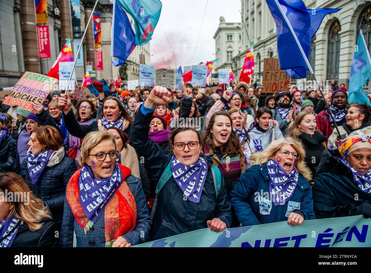 On voit des femmes crier et danser en soutien aux femmes pendant la manifestation. A l'occasion de la Journée internationale contre la violence à l'égard des femmes, et à l'initiative de Mirabal Belgium (un groupe de plusieurs associations de la société civile), une nouvelle manifestation nationale de lutte contre la violence à l'égard des femmes a eu lieu dans la capitale belge. Des milliers de personnes ont défilé en cette journée pour envoyer un signal fort en faveur de l'élimination de la violence à l'égard des femmes et appeler la société civile (associations et citoyens) à exprimer leur rejet de la violence "machiste". Banque D'Images