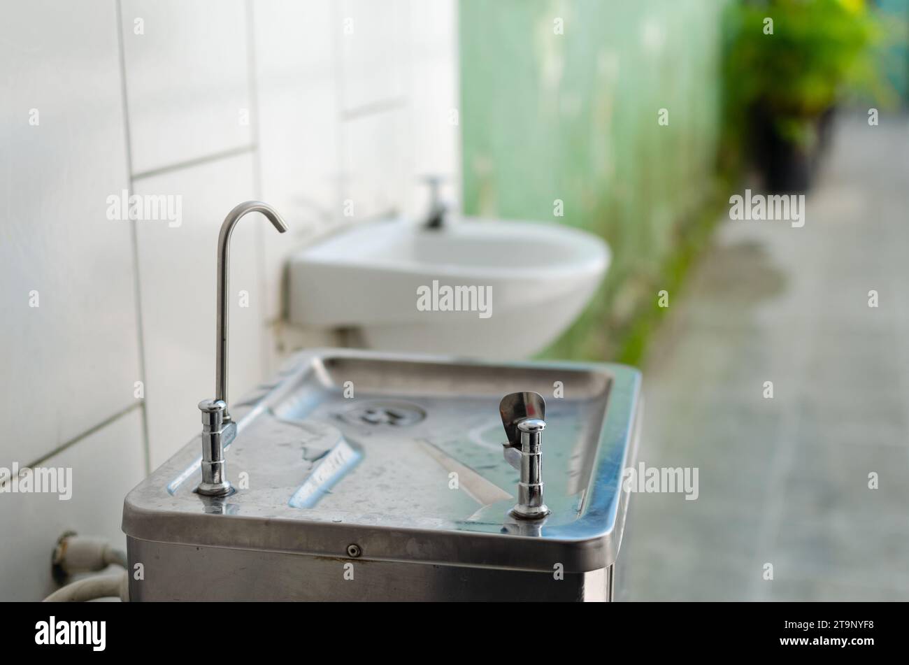 Partie supérieure d'une fontaine en aluminium. Boisson saine Banque D'Images