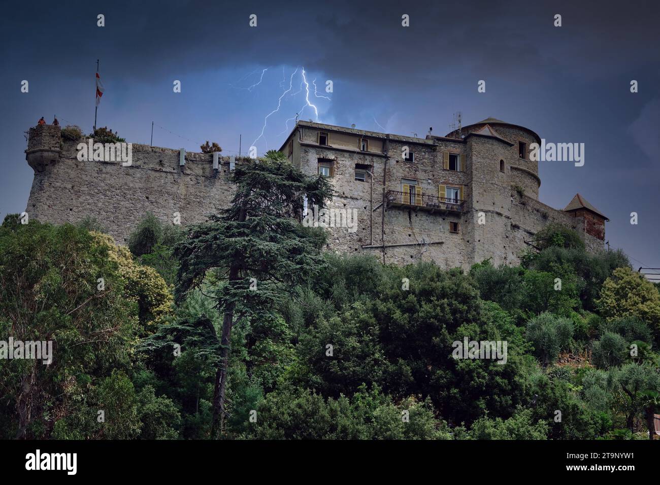 Le château brun a également appelé le château de San Giorgio ou château de Portofino lors d'une tempête estivale Banque D'Images