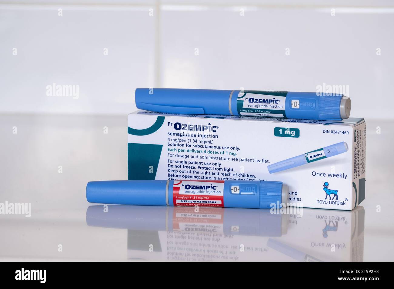 Montréal, CA - 25 novembre 2023 : stylos et boîte pour injection de semaglutide Ozempc. Ozempic est un médicament pour l'obésité Banque D'Images
