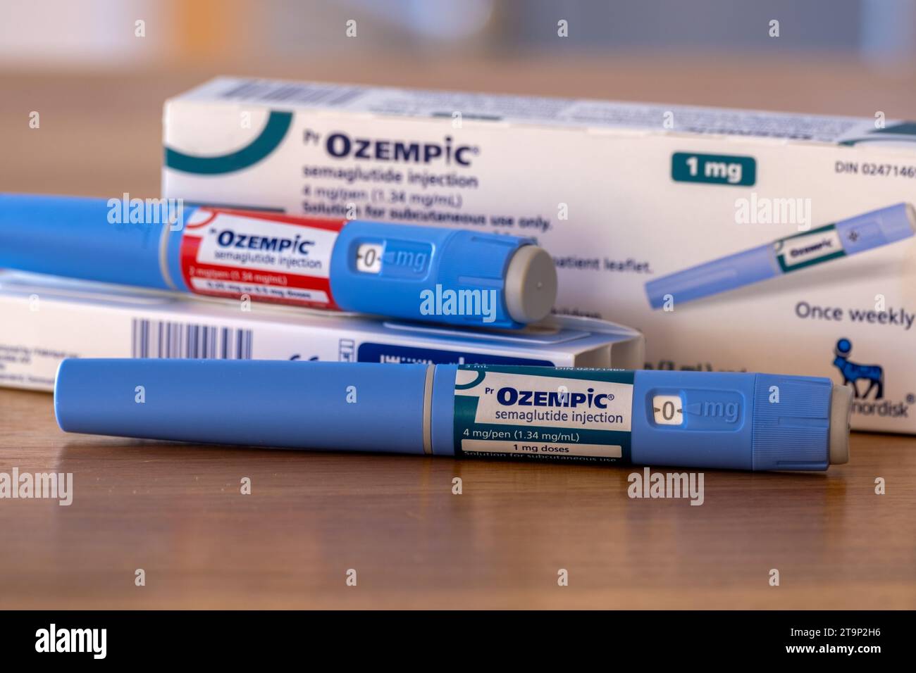 Montréal, CA - 25 novembre 2023 : stylos et boîte pour injection de semaglutide Ozempc. Ozempic est un médicament pour l'obésité Banque D'Images