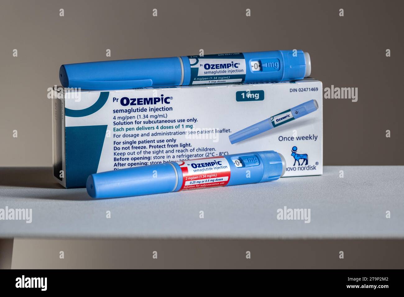 Montréal, CA - 25 novembre 2023 : stylos et boîte pour injection de semaglutide Ozempc. Ozempic est un médicament pour l'obésité Banque D'Images