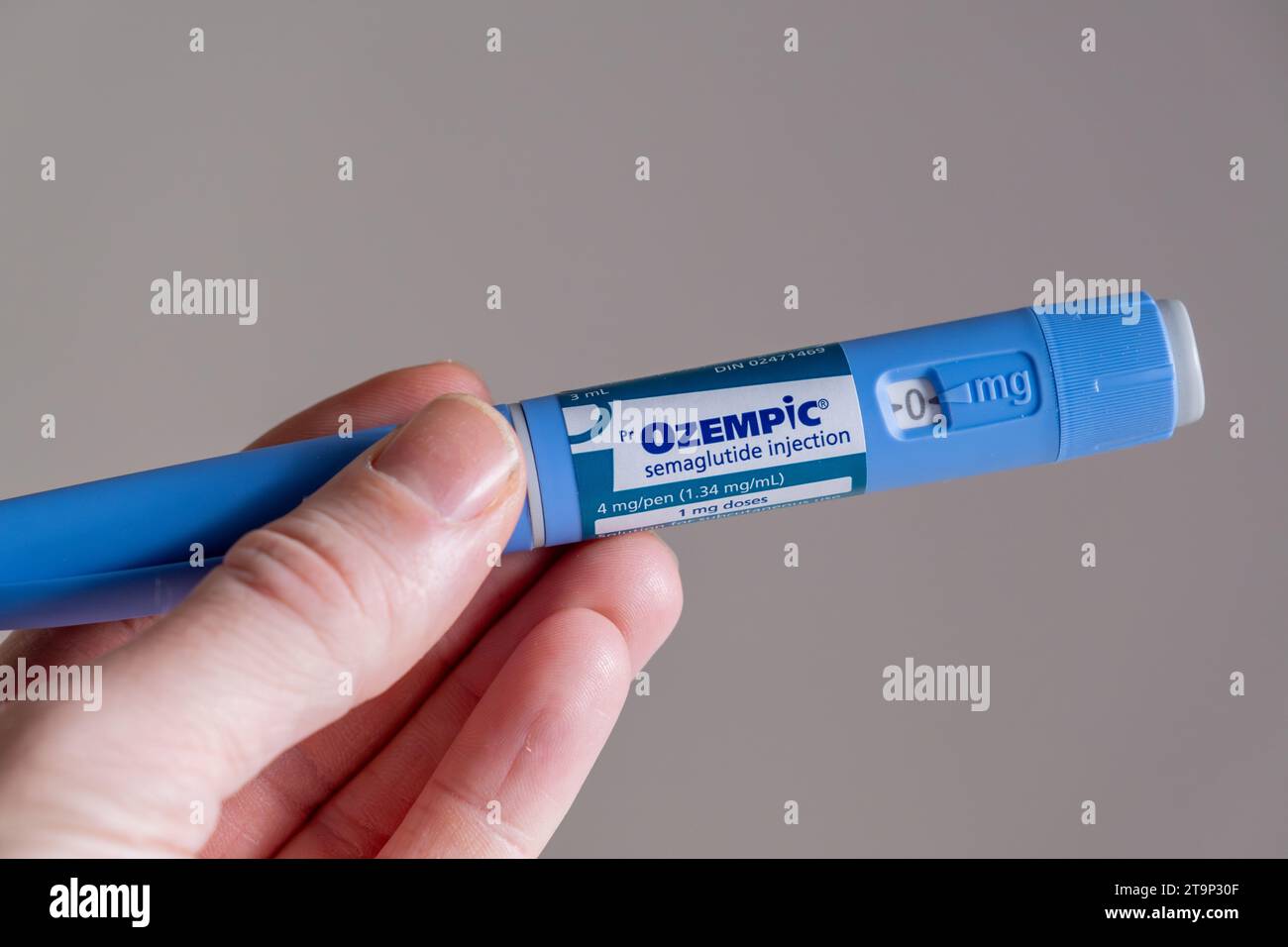 Montréal, CA - 25 novembre 2023 : stylo d'injection de semaglutide Ozempc à main. Ozempic est un médicament pour l'obésité Banque D'Images