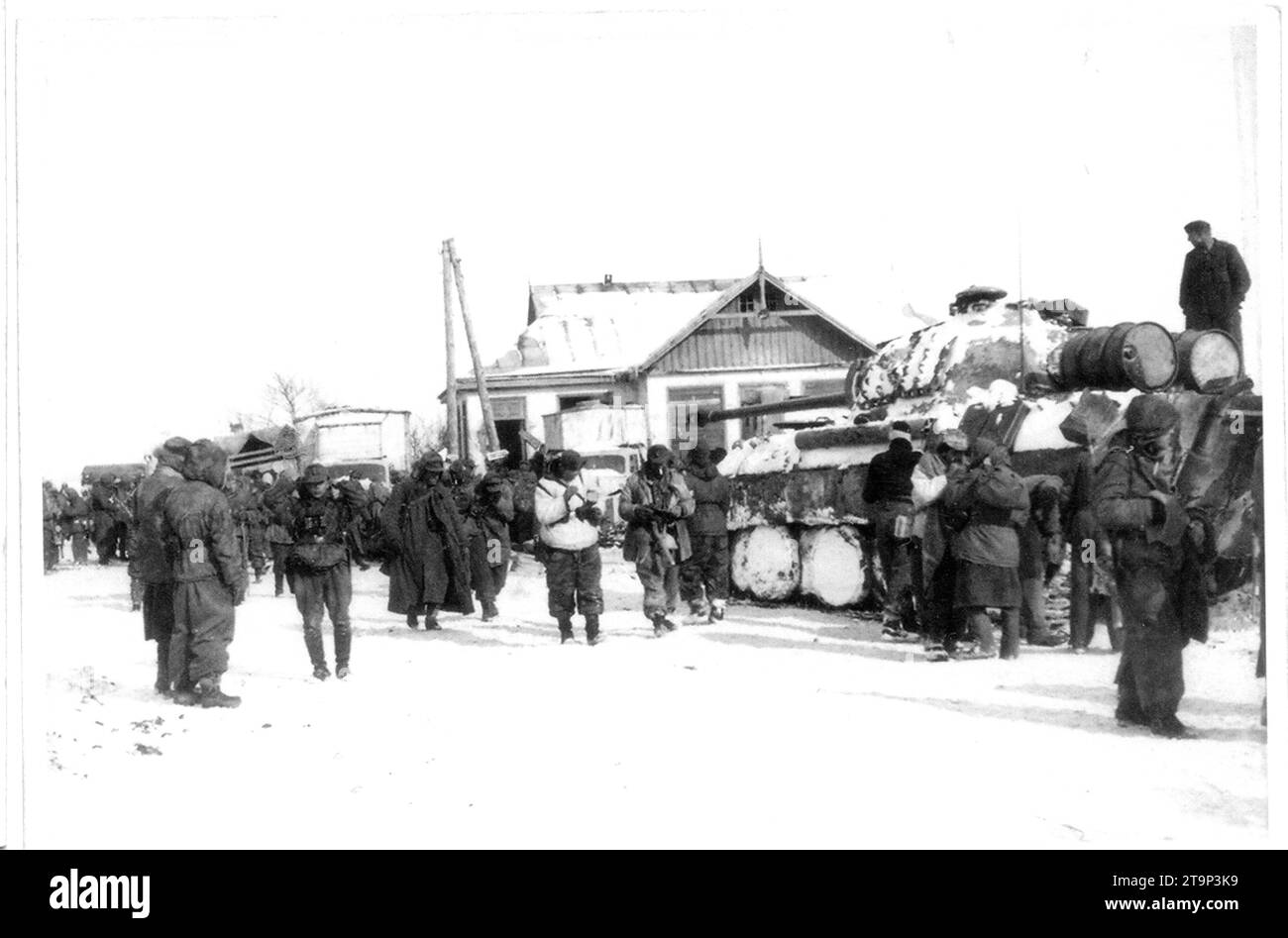 Photo B&W de la Seconde Guerre mondiale troupes allemandes et Panther Tank à l'hiver 1943/44. Banque D'Images