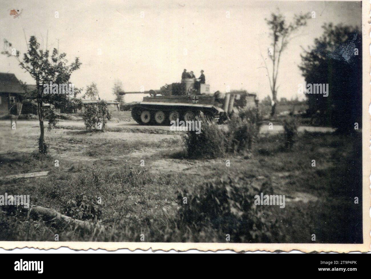 Photo B&W de la seconde Guerre mondiale . Un Tiger Tank allemand se déplace vers la ligne de front en Russie 1943 Banque D'Images