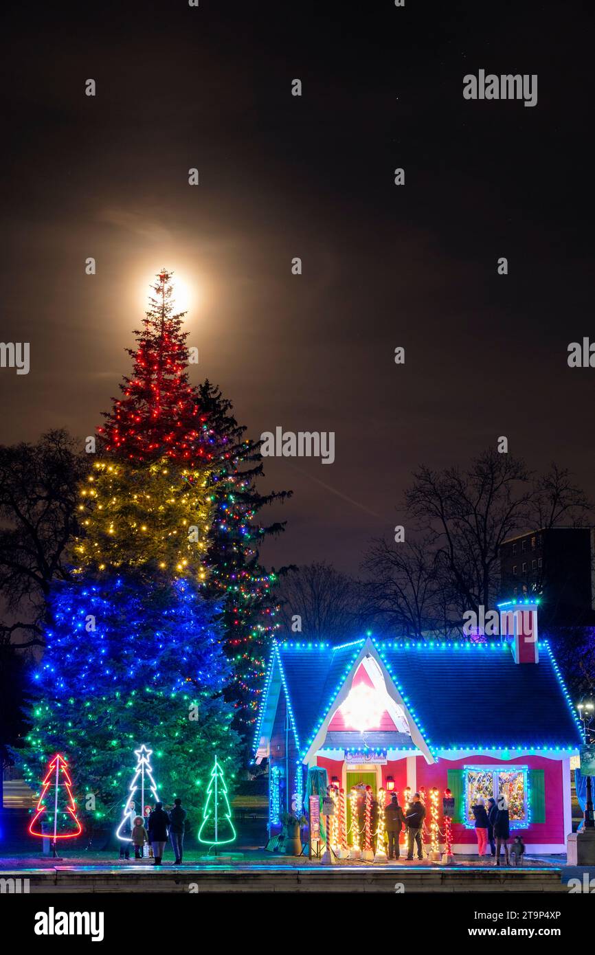 Décorations de Noël, scène de Noël, maison du Père Noël cabane, arbre de Noël décoré avec des lumières de Noël à l'extérieur, London, Ontario, Canada Banque D'Images