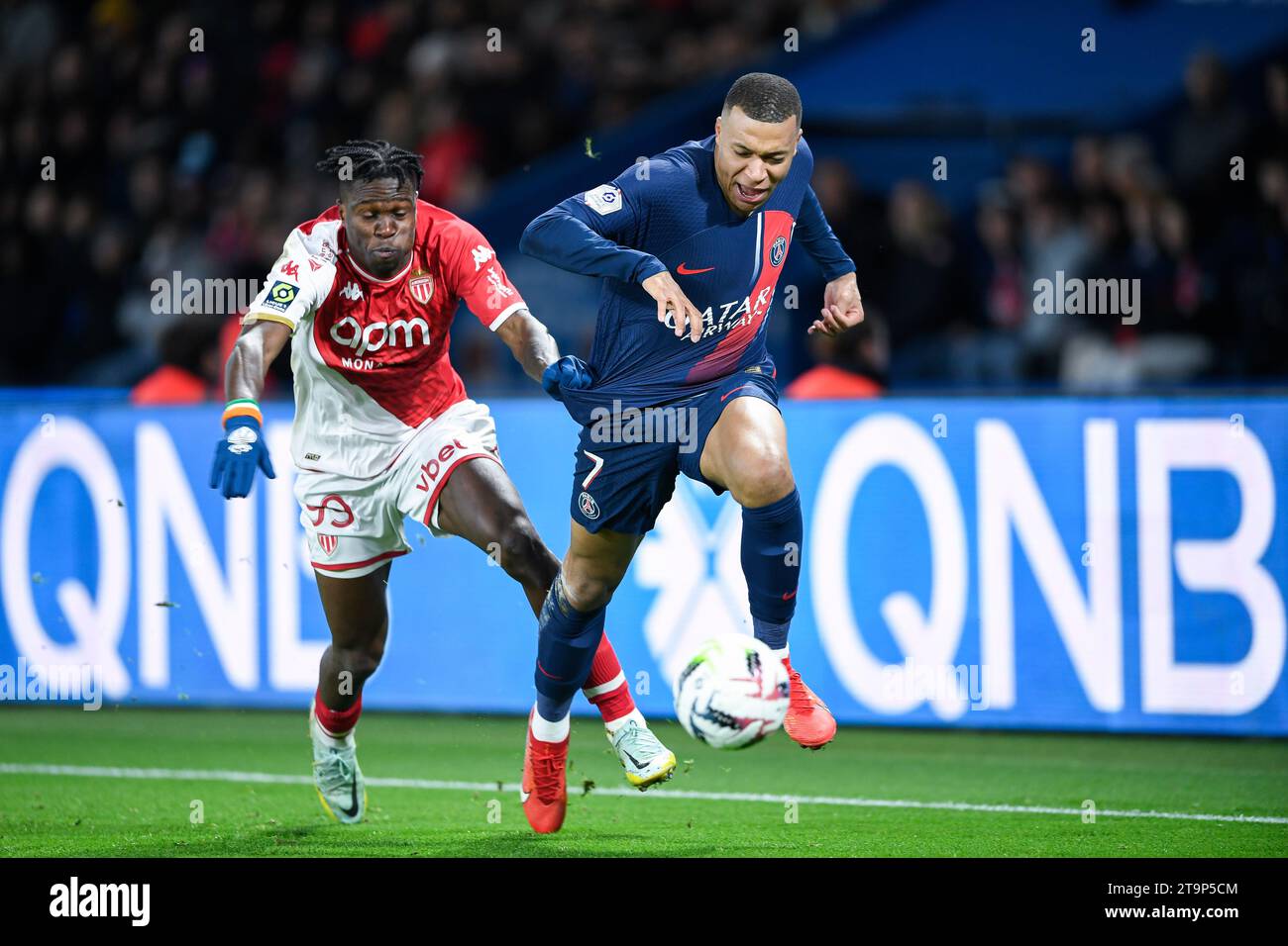 Wilfried Singo et Kylian Mbappe lors du match de football de Ligue 1 entre le PSG Paris Saint-Germain et L'AS Monaco ASM au Parc des Princes à Paris, France, le 24 novembre 2023. Crédit : Victor Joly/Alamy Live News Banque D'Images