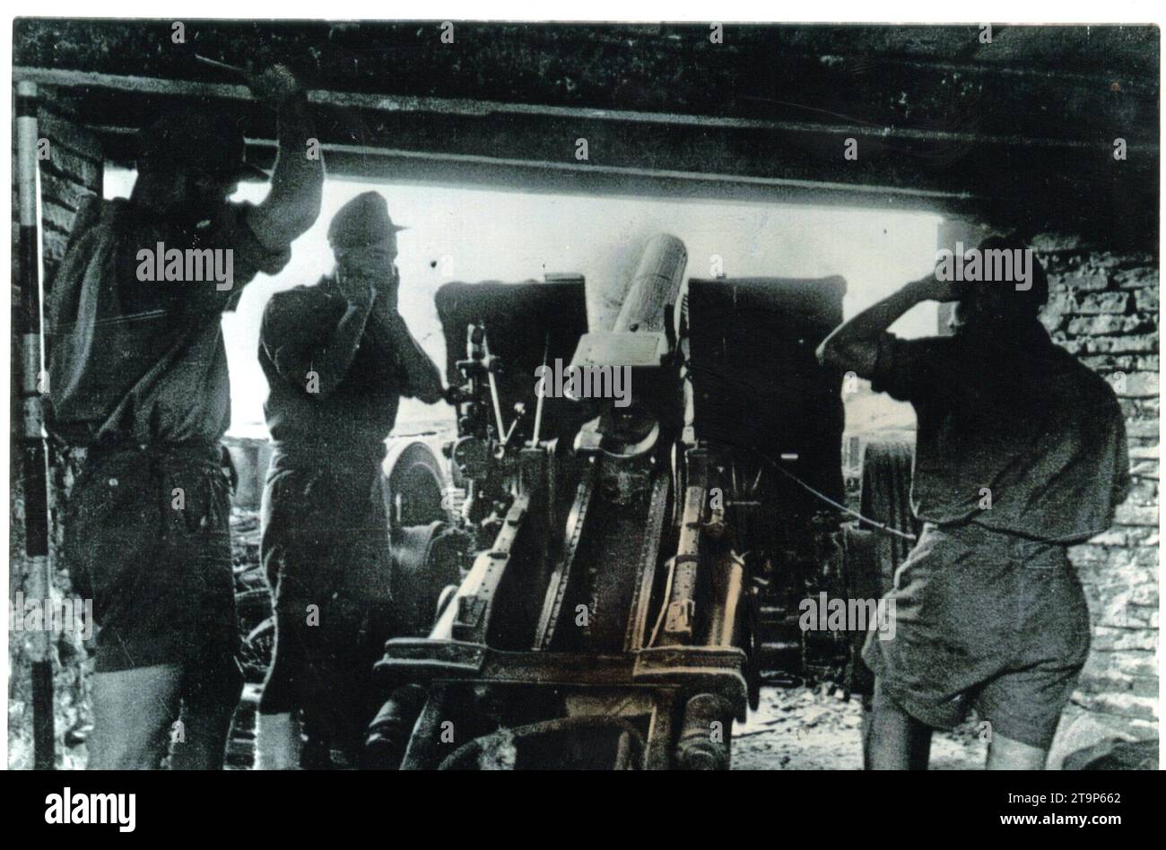 Seconde Guerre mondiale photo B&W photo de presse photo des soldats allemands tirent un canon d'infanterie lourd de 15 cm depuis un Dugout sur la péninsule de Kuban 1943 sur le front russe Banque D'Images