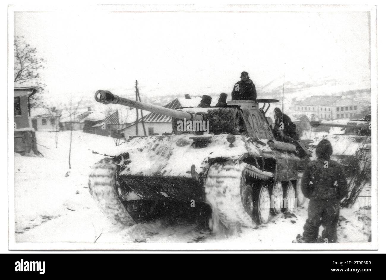 Photo B&W de la Seconde Guerre mondiale Un char Panther allemand dans la neige lourde sur le front russe à l'hiver 1943/44 Banque D'Images