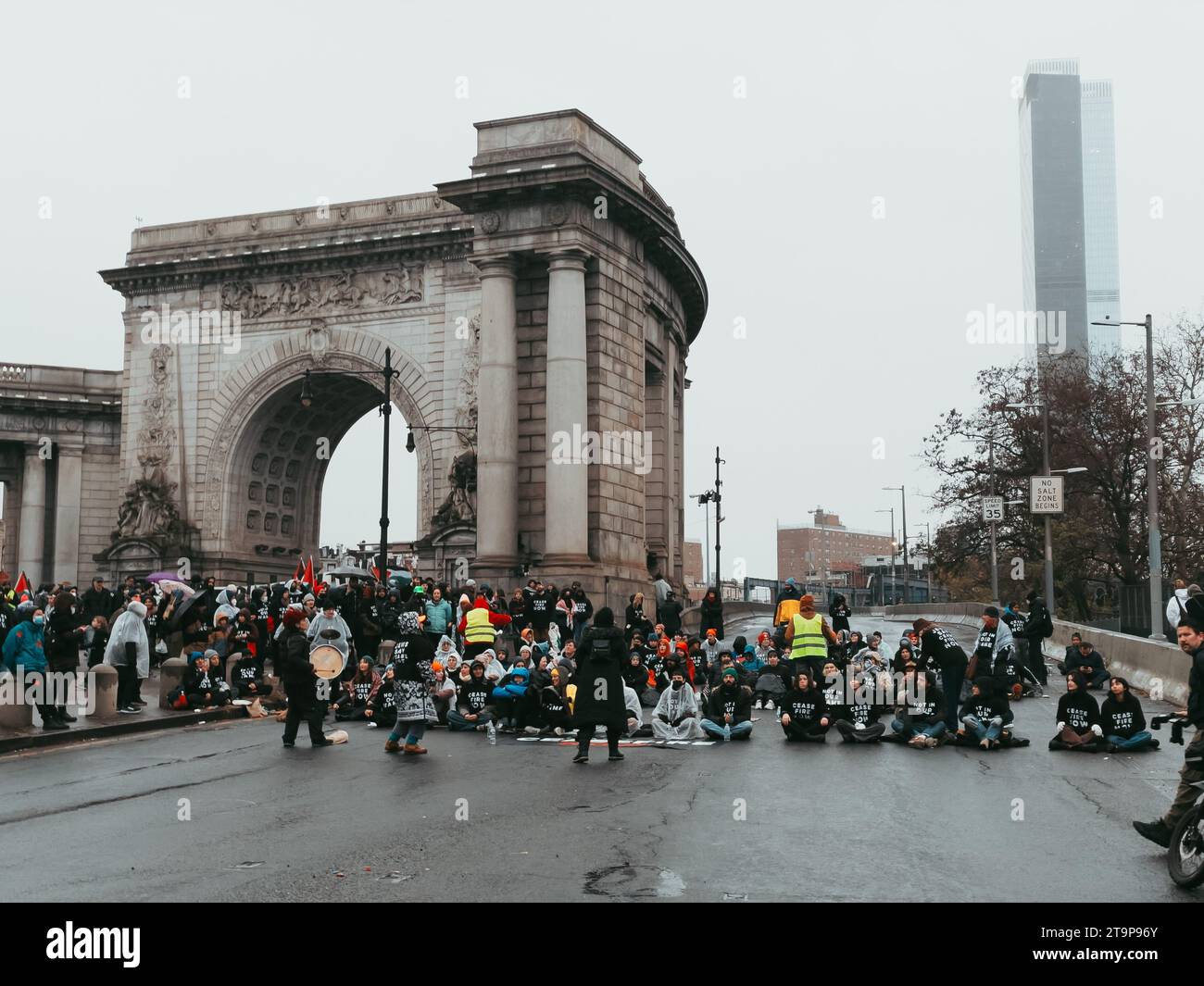 New York, États-Unis, 26 novembre 2023. Une foule de manifestants bloque les voies de circulation sur le pont de Manhattan, cherchant un cessez-le-feu permanent dans la guerre contre Gaza Banque D'Images