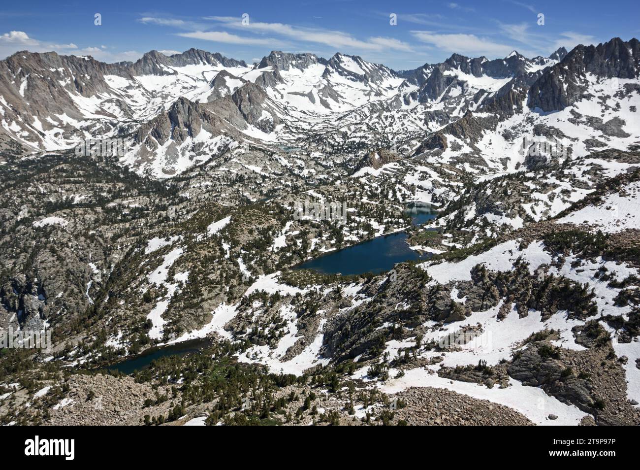 Montagnes de la Sierra Nevada de Granite Peak surplombant Fishgut Lakes en été dans une année de neige élevée Banque D'Images