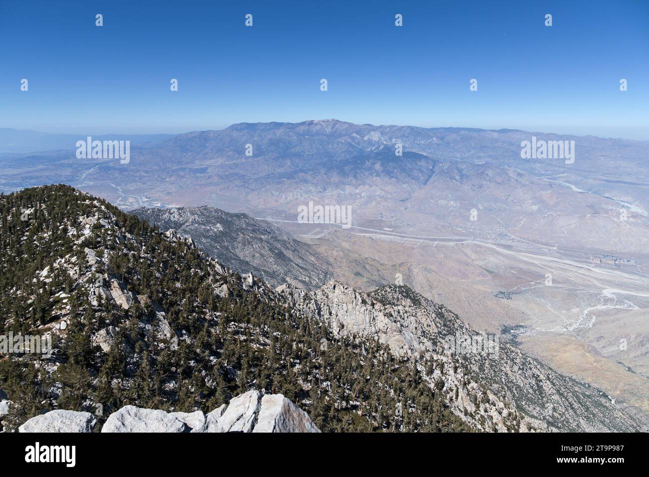 Vue à travers le col de San Gorgonio à San Gorgonio Mountain depuis San Jacinto Peak Banque D'Images