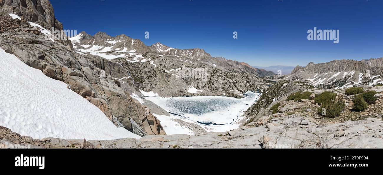 panorama surplombant un lac Packer affamé partiellement gelé dans les montagnes de la Sierra Nevada Banque D'Images