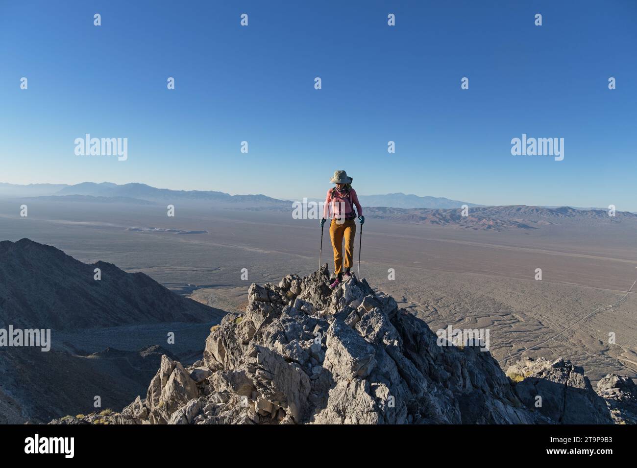 Femme marchant sur la crête ouest rocheuse de Bare Mountain dans le désert du Nevada Banque D'Images
