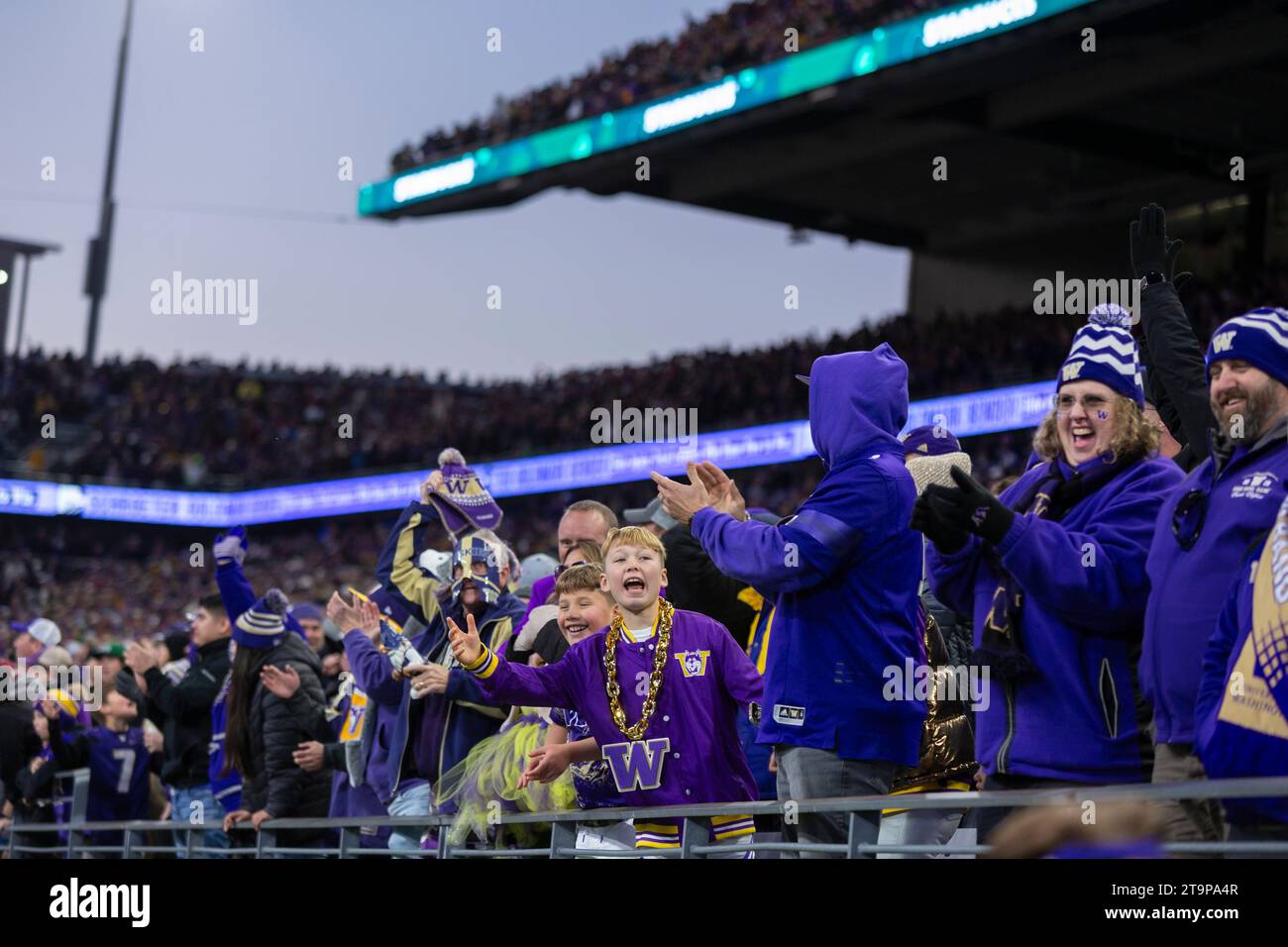 Les fans des Huskies de Washington se réjouissent lors des dernières minutes tendues de la 115e Apple Cup annuelle au Husky Stadium de Seattle le samedi 25 novembre 2 Banque D'Images