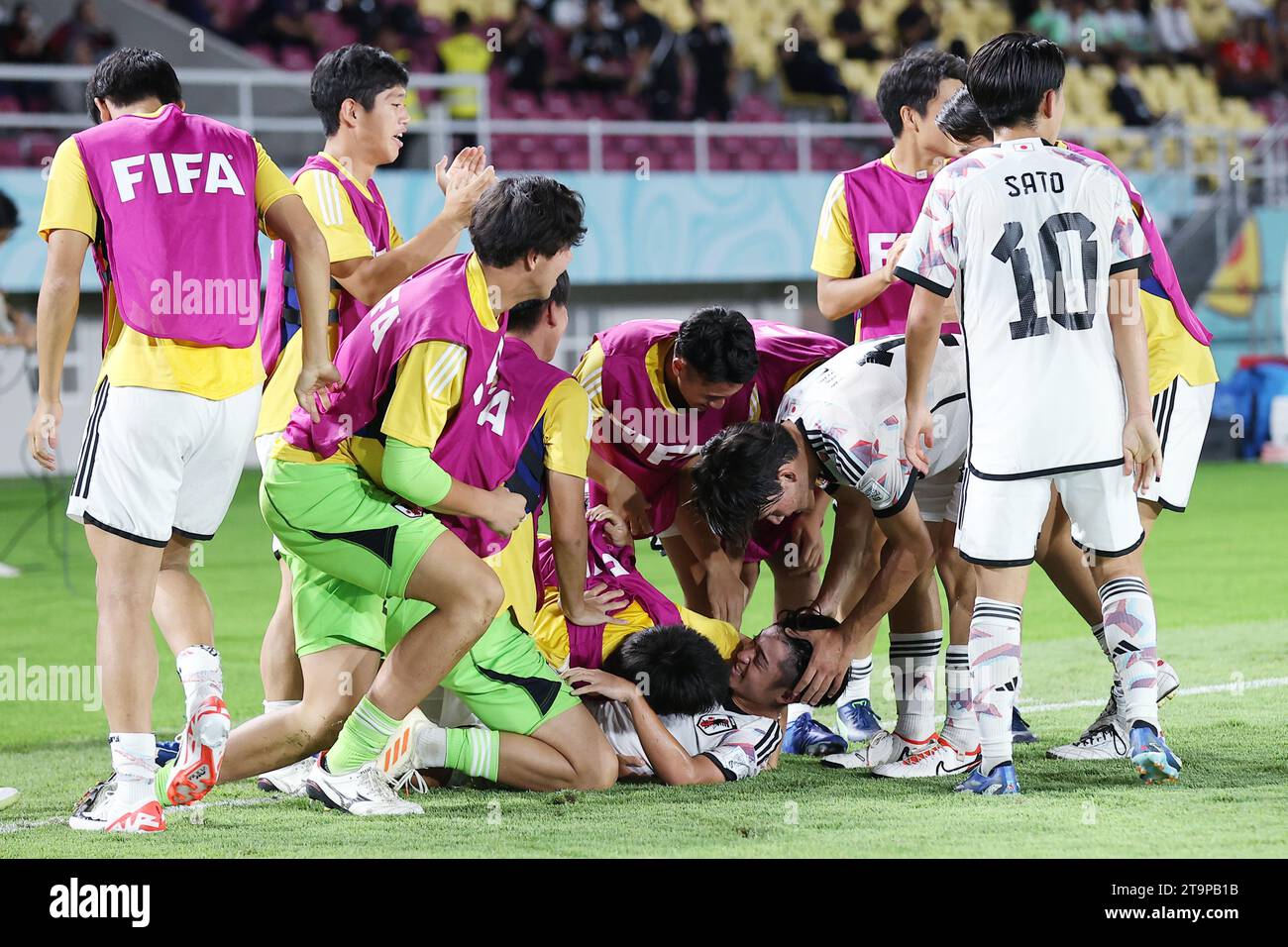 Le Japonais Gaku Nawata, en bas, célèbre avec ses coéquipiers après avoir marqué le but égalisateur lors de la coupe du monde U-17 2-1 de la FIFA, Indonésie 2023 Round of 16 match entre l'Espagne et le Japon au stade Manahan à Surakarta, Indonésie, le 20 novembre 2023. (Photo par AFLO) Banque D'Images