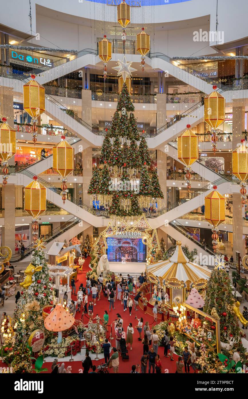 Kuala Lumpur, Malaisie - novembre 25,2023 : Belle décoration de Noël au pavillon Kuala Lumpur. Les gens peuvent voir explorer et faire du shopping autour d'elle. Banque D'Images
