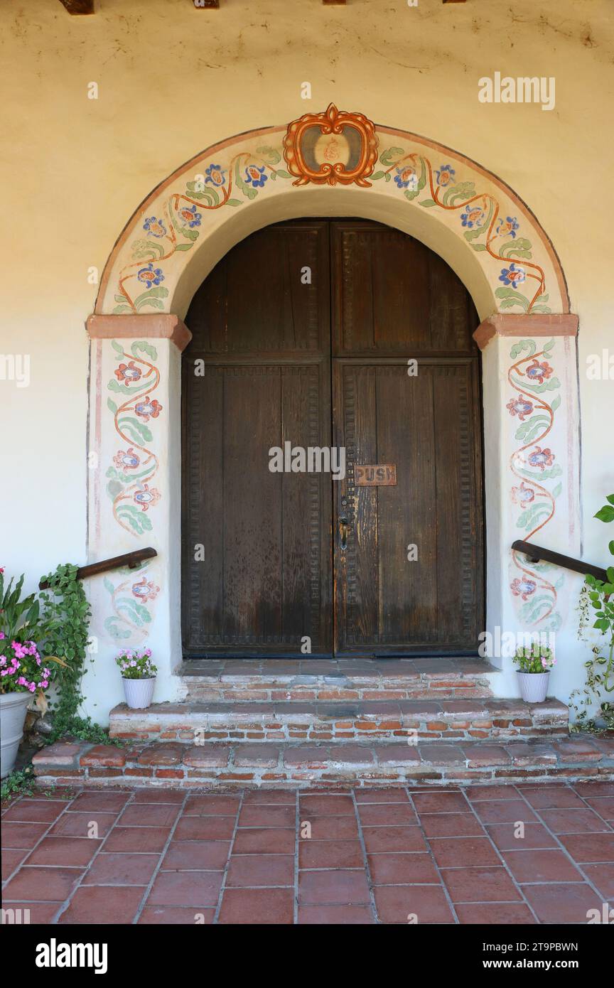 Jolon, Californie, États-Unis - 20 octobre 2023 : porte d'église magnifiquement peinte, Mission San Antonio de Padua. Banque D'Images