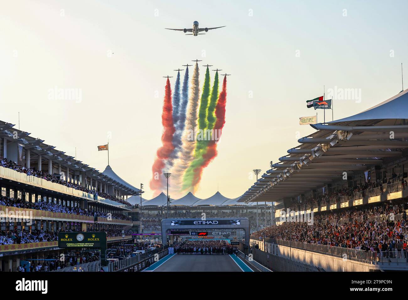 Abu Dhabi, Émirats arabes Unis (eau). 26 novembre 2023. Une équipe de voltige se produit avant le Grand Prix de Formule 1 d'Abu Dhabi à Abu Dhabi, aux Émirats arabes Unis (eau), le 26 novembre 2023. Crédit : Qian Jun/Xinhua/Alamy Live News Banque D'Images