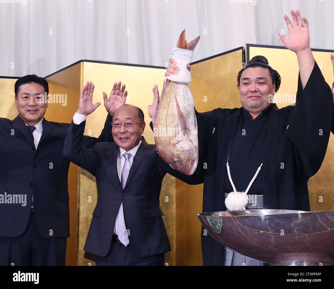 Correction: Ozeki Kirishima of Mongolia is selebrated after winning Fukuoka Grand Sumo Tournament at Fukuoka International Center in Fukuoka on November 26, 2023. Kirishima won the event by 13 wins and 2 loses to claim championship.( The Yomiuri Shimbun via AP Images ) Banque D'Images