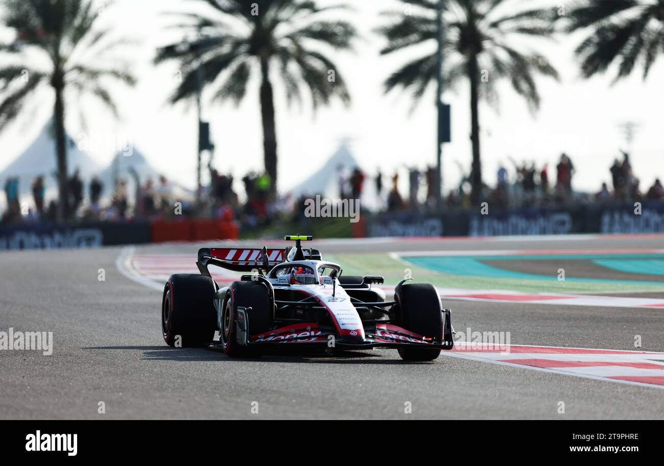 Abu Dhabi, Émirats arabes Unis. 25 novembre 2023. ABU DHABI, ÉMIRATS ARABES UNIS - NOVEMBRE 25 : Nico Hulkenberg, Hülkenberg, d'Allemagne, au volant de la Haas F1 VF-23 Ferrari en piste lors des qualifications avant le Grand Prix de F1 d'Abu Dhabi au Yas Marina circuit le 25 novembre 2023 à Abu Dhabi, Émirats arabes Unis. (Photo Amin Jamali/ATP Images) (JAMALI Amin/ATP/SPP) crédit : photo de presse SPP Sport. /Alamy Live News Banque D'Images