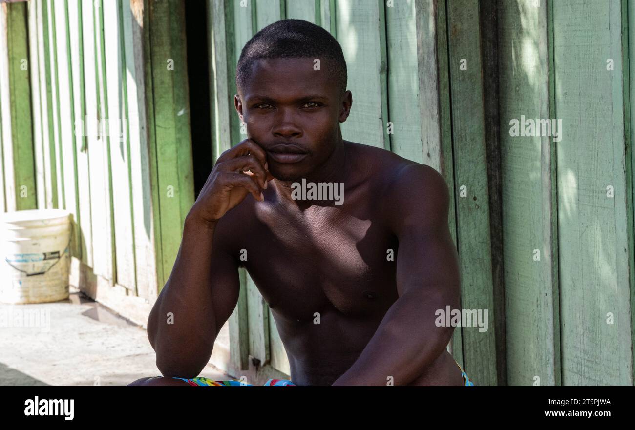 El Seibo, République dominicaine. 21 novembre 2023. Un résident d’une batey, ou communauté, pose pour une photo à El Seibo, en République dominicaine, le 21 novembre 2023. La plupart des résidents de ces communautés sont soit des immigrants haïtiens sans papiers, soit des Dominicains dénationalisés d'origine haïtienne. Les États-Unis ont empêché Central Romana Corporation, Ltd. D'importer du sucre dans le pays le 23 novembre 2022 après que des allégations de travail forcé aient été portées contre la société. (Photo de Carlos Berríos Polanco/Sipa USA) crédit : SIPA USA/Alamy Live News Banque D'Images