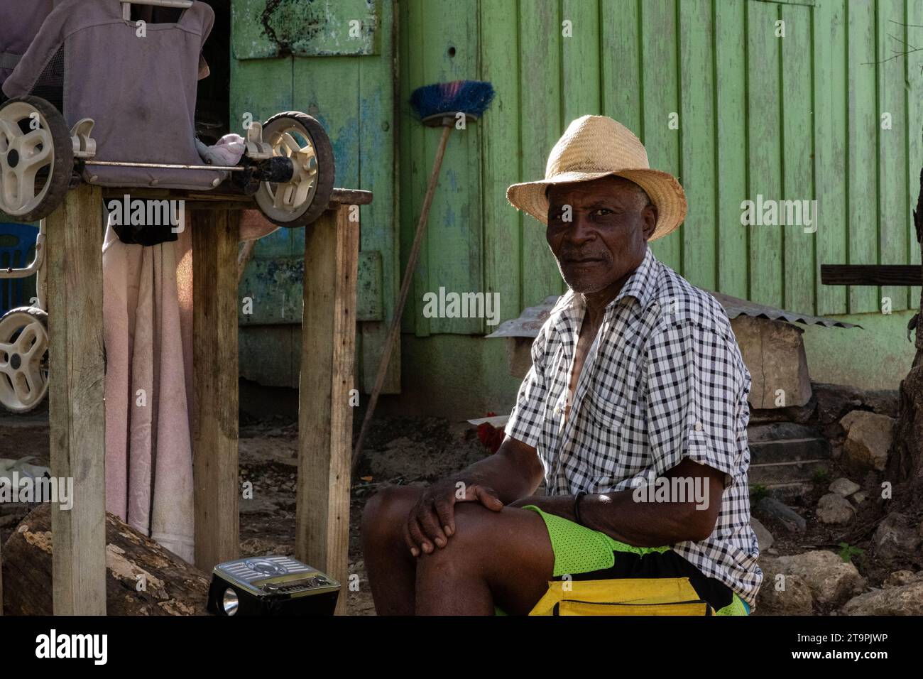 Un travailleur de la canne à sucre pose pour une photo dans une batey, ou communauté de Central Romana, à El Seibo, en République dominicaine, le 21 novembre 2023. Les bateyes abritent les travailleurs de la canne à sucre et leurs familles. La plupart des résidents de ces communautés sont soit des immigrants haïtiens sans papiers, soit des Dominicains dénationalisés d'origine haïtienne. Les États-Unis ont empêché Central Romana Corporation, Ltd. D'importer du sucre dans le pays le 23 novembre 2022 après que des allégations de travail forcé aient été portées contre la société. (Photo de Carlos Berríos Polanco/Sipa USA) Banque D'Images