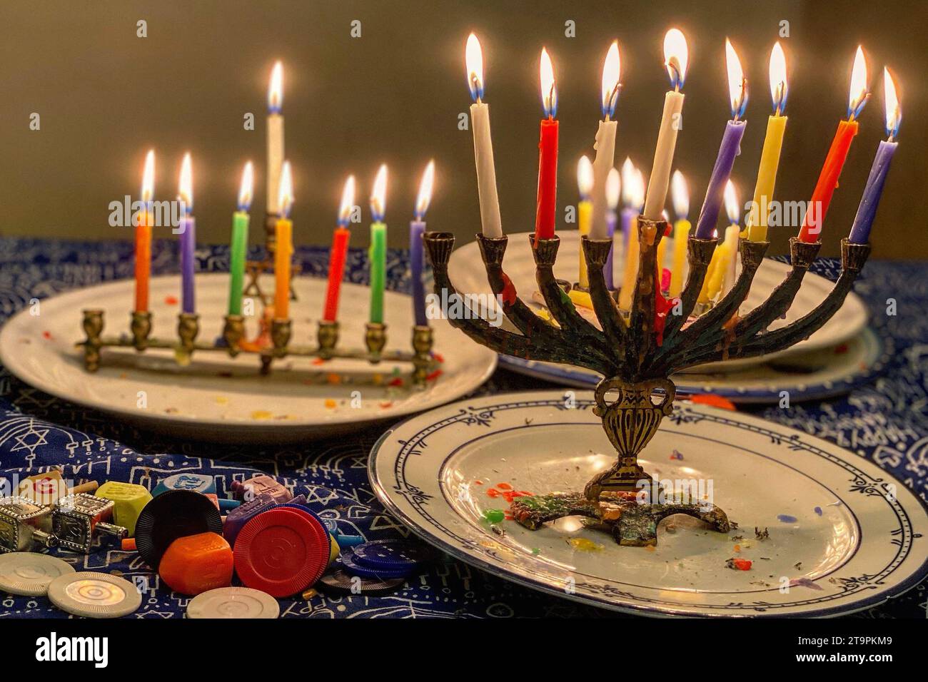 ÉTATS-UNIS. 16 décembre 2020. La 7e nuit de Chanucha plus la bougie shamash (aide) sur les menorahs. Draidels et jetons de poker (pièces) pour le prochain jeu Hanukkah. Une partie traditionnelle des vacances. Crédit photo : Robyn Stevens Brody/Sipa USA. Crédit : SIPA USA/Alamy Live News Banque D'Images