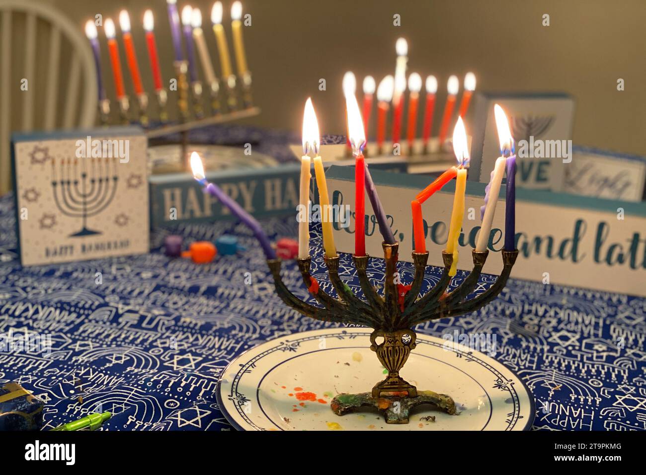 ÉTATS-UNIS. 17 décembre 2020. La dernière nuit de Hanukkah. Bougies de cire et décoration Hanoukka. Les gouttes de cire, les bougies fondantes et les bougies cassées font partie des souvenirs des 8 nuits. Crédit : SIPA USA/Alamy Live News Banque D'Images