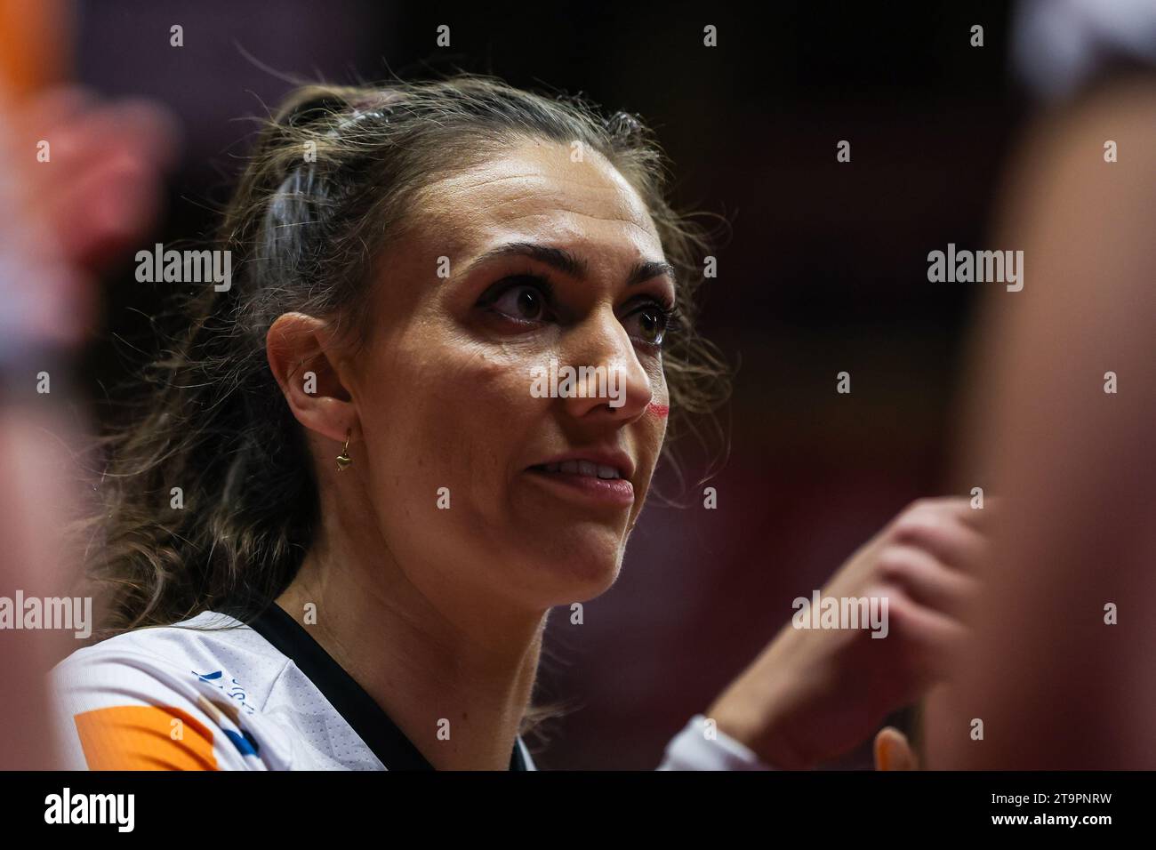 Busto Arsizio, Italie. 26 novembre 2023. Lena Stigrot #8 de Cuneo Granda volley regarde pendant volley Serie Un match féminin 2023/24 entre UYBA E-Work volley Busto Arsizio et Cuneo Granda volley à E-Work Arena. Crédit : SOPA Images Limited/Alamy Live News Banque D'Images