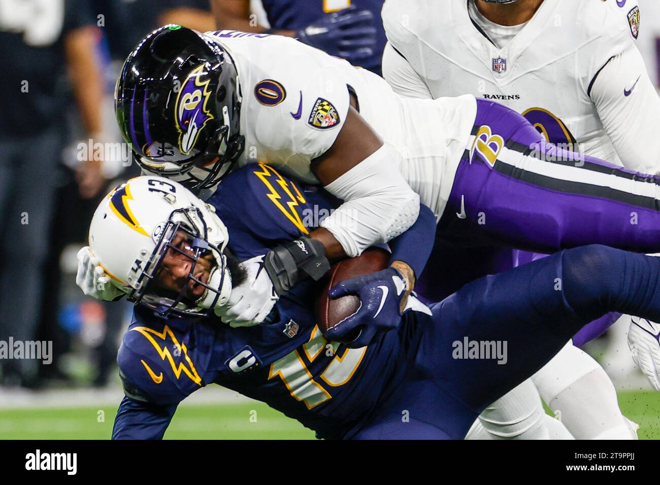 Los Angeles, Californie, États-Unis. 26 novembre 2023. Keenan Allen #13, Wide Receiver des Chargers de Los Angeles, est abattu par les Ravens de Baltimore à l'intérieur du linebacker Roquan Smith #0 lors d'un match de football de la NFL au SOFI Stadium, dimanche 26 novembre 2023, à Inglewood, CA. (Image de crédit : © Ringo Chiu/ZUMA Press Wire) USAGE ÉDITORIAL SEULEMENT! Non destiné à UN USAGE commercial ! Crédit : ZUMA Press, Inc./Alamy Live News Banque D'Images