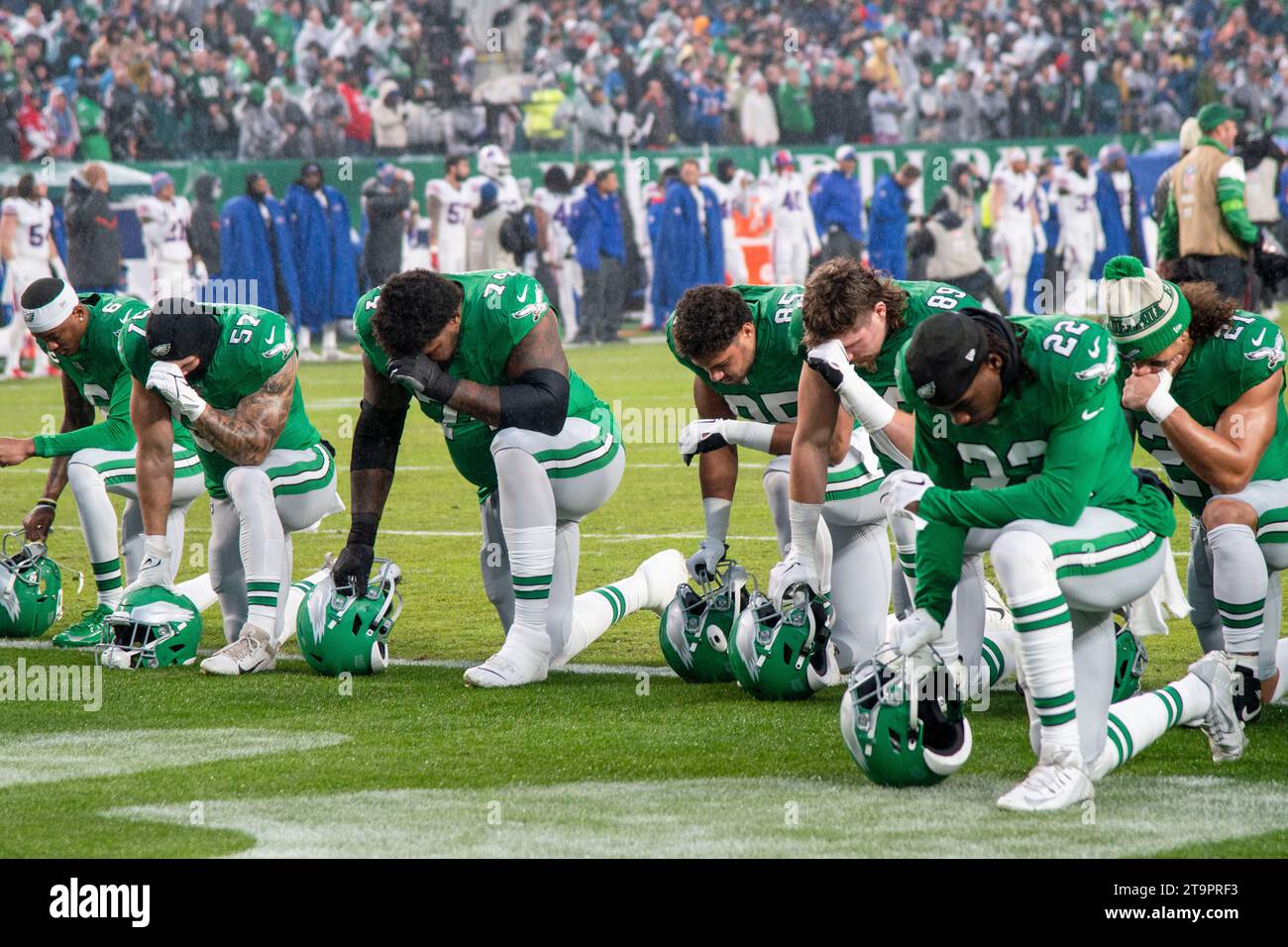 Philadelphie, Pennsylvanie, États-Unis. 26 novembre 2023. 26 novembre 2023, Philadelphie PA, USA : joueurs de Philadelphia Eagle priant avant le match contre les Bills au Lincoln Financial Field à Philadelphie crédit image : © Ricky Fitchett via ZUMA Wire (crédit image : © Ricky Fitchett/ZUMA Press Wire) USAGE ÉDITORIAL SEULEMENT! Non destiné à UN USAGE commercial ! Crédit : ZUMA Press, Inc./Alamy Live News Banque D'Images