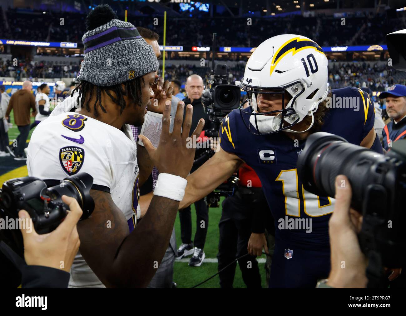 Inglewood, Californie, États-Unis. 26 novembre 2023. Le quarterback des Ravens de Baltimore Lamar Jackson (8) serre la main avec le quarterback des Chargers de Los Angeles Justin Herbert (10) après le match de football NFL entre les Chargers de Los Angeles et les Ravens de Baltimore à Inglewood, Californie. Crédit photo obligatoire : Charles Baus/CSM/Alamy Live News Banque D'Images