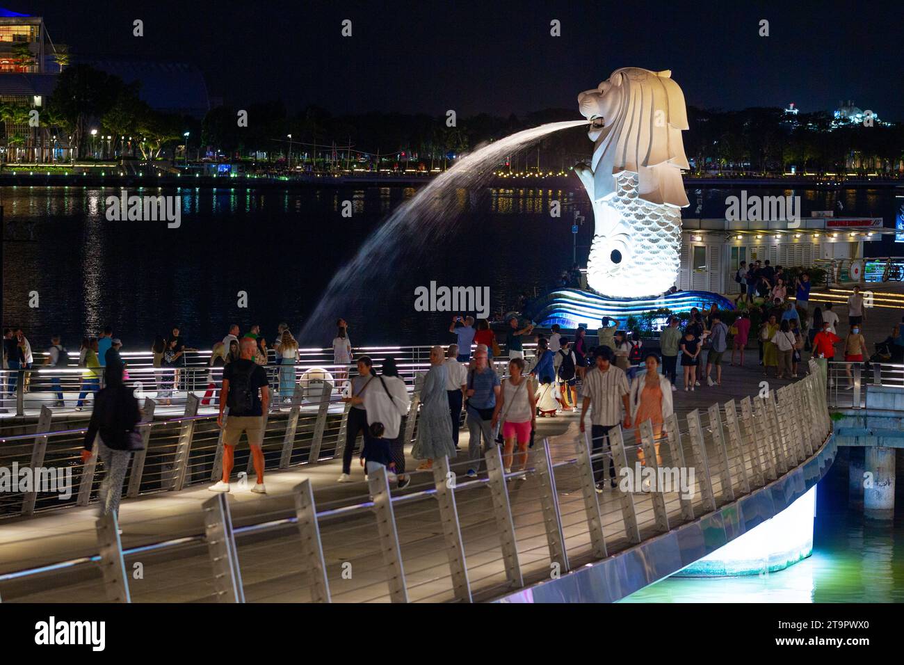 Vue nocturne de la statue du Merlion et du pont Jubilee sur Marina Bay à Singapour, vue depuis le pont Esplanade Drive. Banque D'Images