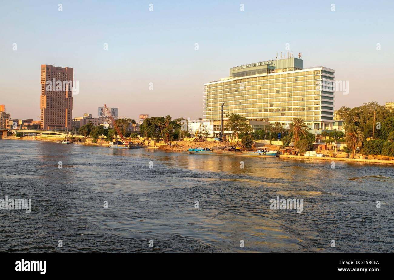 Le Caire- Egypte - 04 octobre 2020 : vue sur le magnifique large fleuve Nil au coeur de la capitale africaine et le Nil Ritz-Carlton Hôtel. Nile Banque D'Images