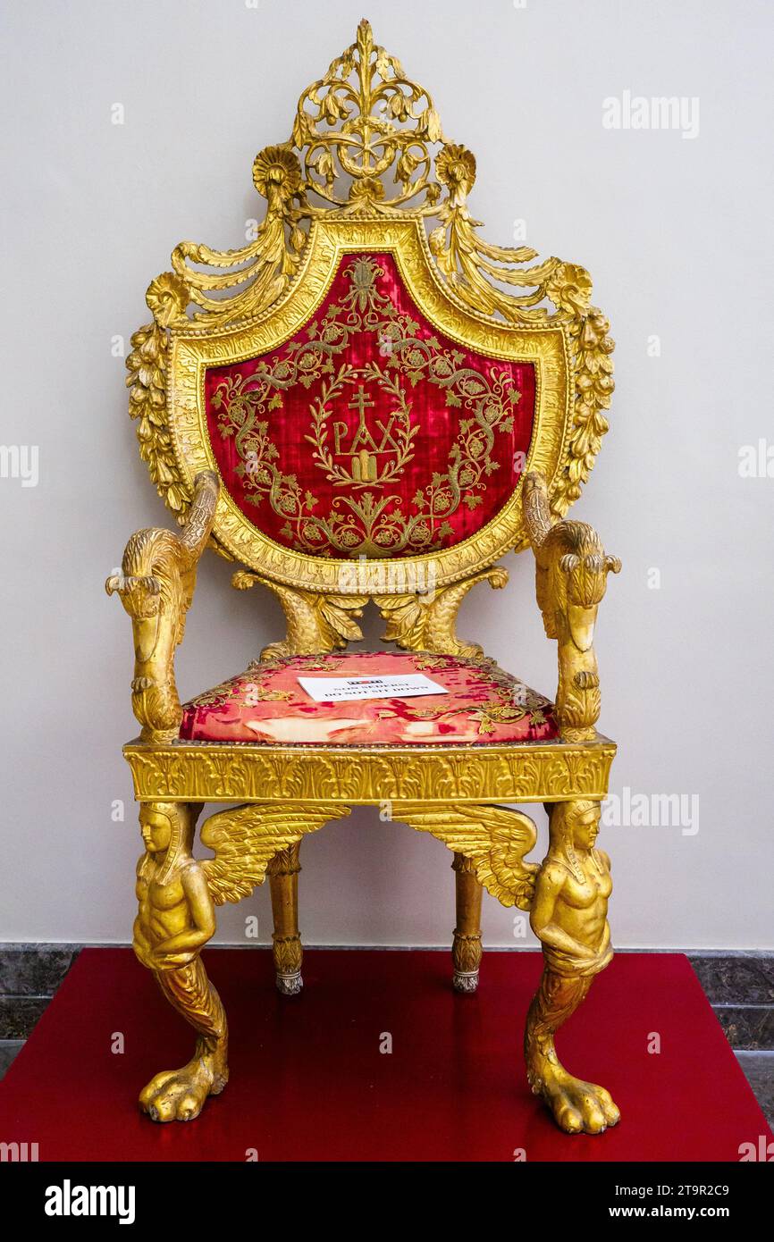 Chaise d'artisans siciliens - bois sculpté et doré, velours brodé, première moitié du 19e siècle - Museo Diocesiano di Monreale - Palerme, Italie Banque D'Images