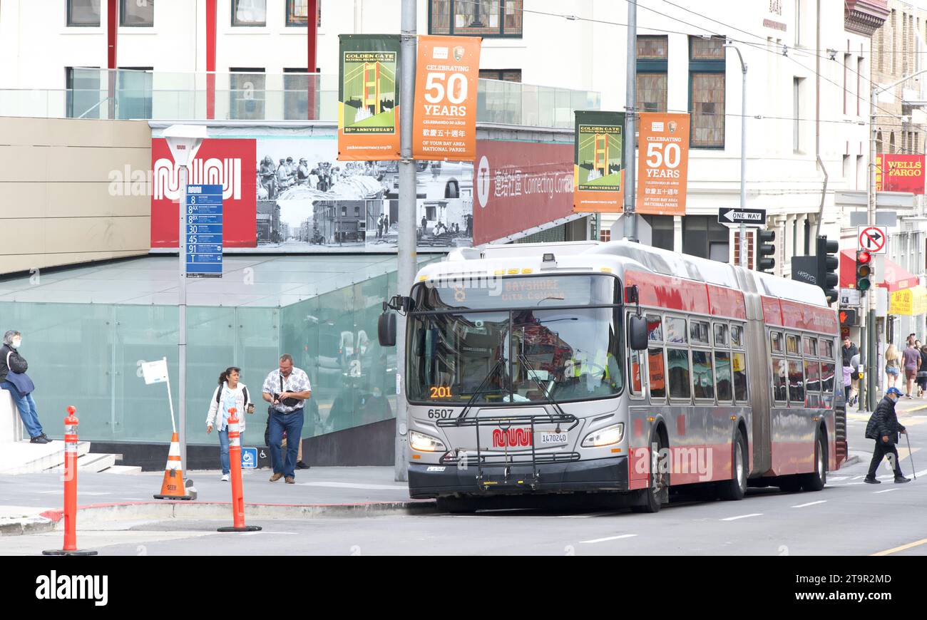 San Francisco, CA - 12 août 2023 : muni bus devant la station Chinatown Rose Pak. Célébrant 50 ans signes suspendus aux pôles. Banque D'Images