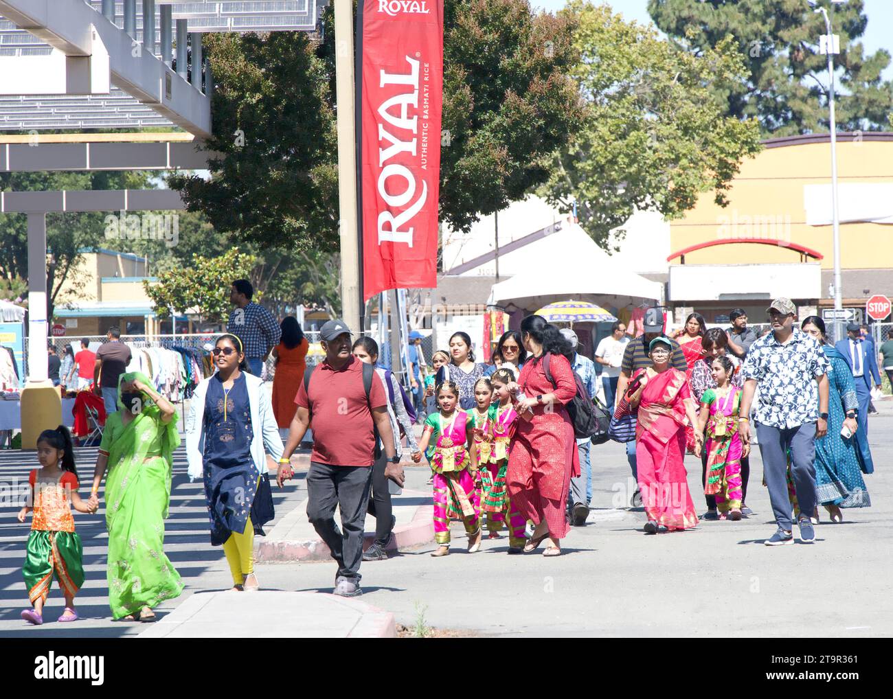Fremont, CA - 19 août 2023 : participants au Festival FOG, Festival du Globe, anciennement connu sous le nom de Festival de l'Inde. Artistes marchant vers le Banque D'Images