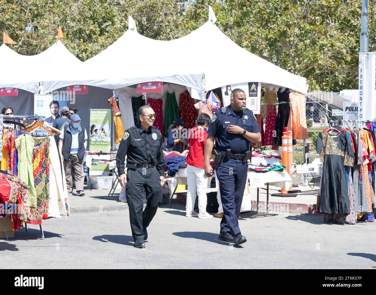 Fremont, CA - 19 août 2023 : participants au Festival FOG, Festival du Globe, anciennement connu sous le nom de Festival de l'Inde. Sécurité présente à travers Banque D'Images