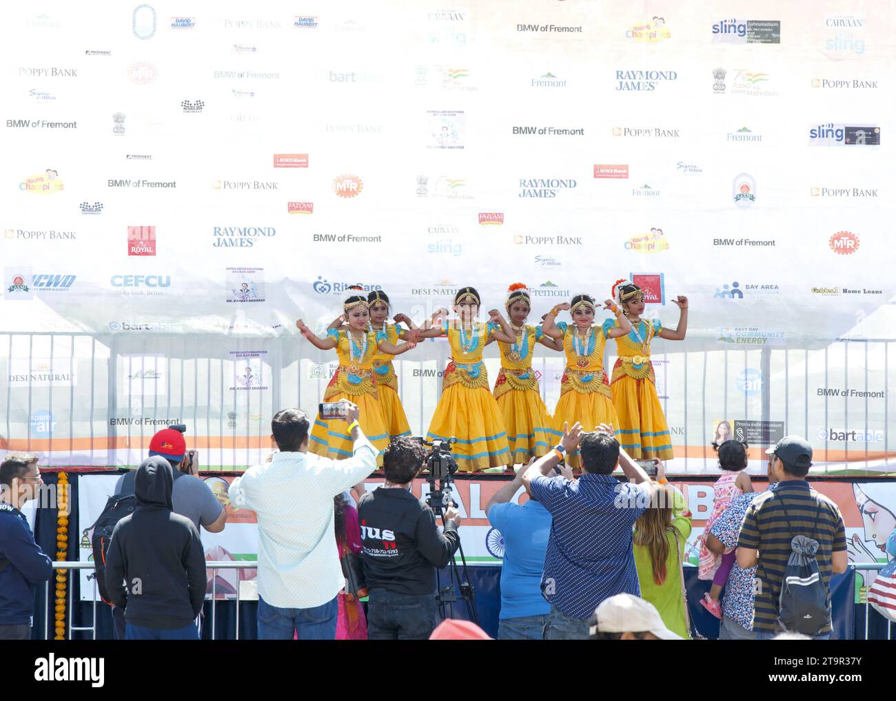 Fremont, CA - 19 août 2023 : participants au Festival FOG, Festival du Globe, anciennement connu sous le nom de Festival de l'Inde. Enfants jouant dans un dan Banque D'Images