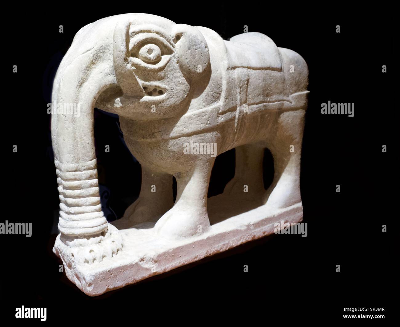 Petit éléphant de sculpteur sicilien inconnu, marbre du 12e siècle - Musée diocésain d'Agrigente - Sicile, Italie Banque D'Images