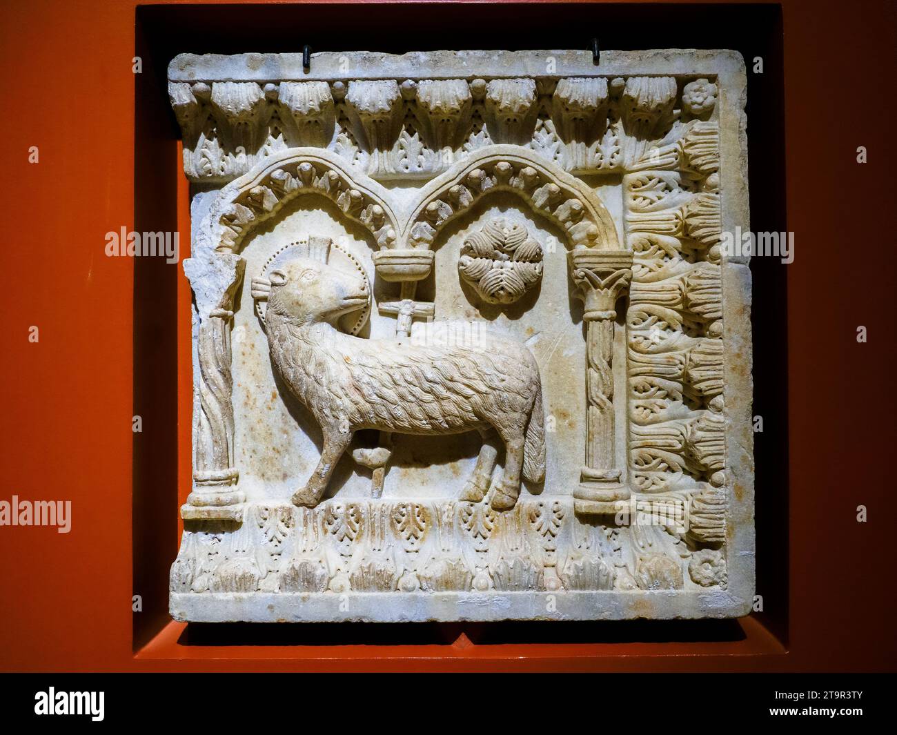 Agneau mystique par sculpteur sicilien inconnu, marbre, 12e siècle - Musée diocésain d'Agrigente - Sicile, Italie Banque D'Images