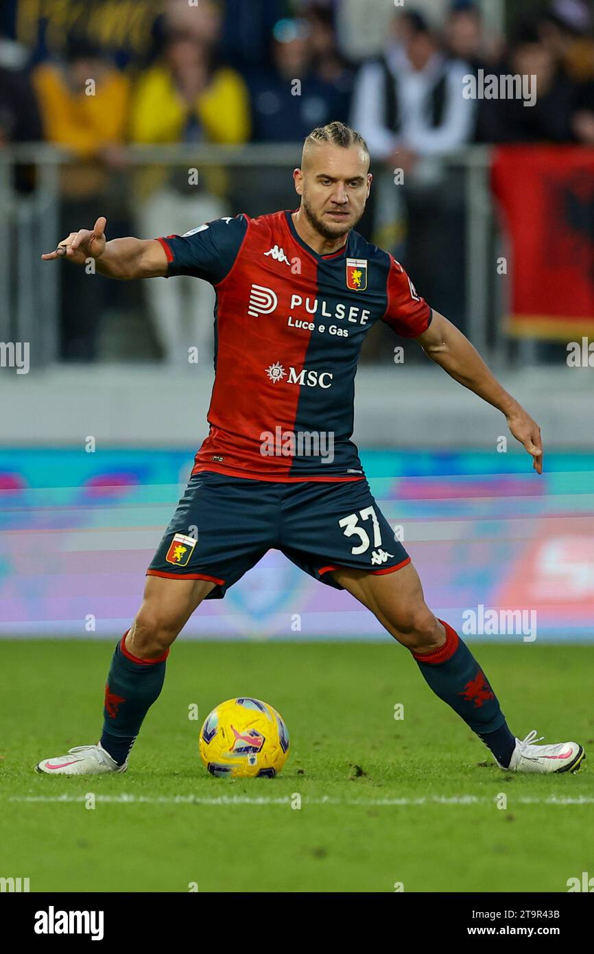 L’attaquant roumain de Gênes George Puscas contrôle le ballon lors du match de football Serie A entre Frosinone Calcio et Gênes au stade Benito Stirpe à Frosinone, en Italie, le 26 novembre 2023. Banque D'Images