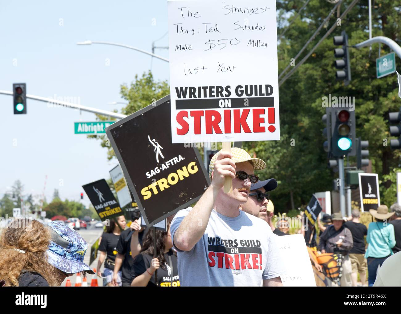 Los Gatos, CA - 22 août 2023 : les membres locaux de la Californie du Nord de la SAG-AFTRA font grève en solidarité avec la Writers Guild of America devant le ne Banque D'Images