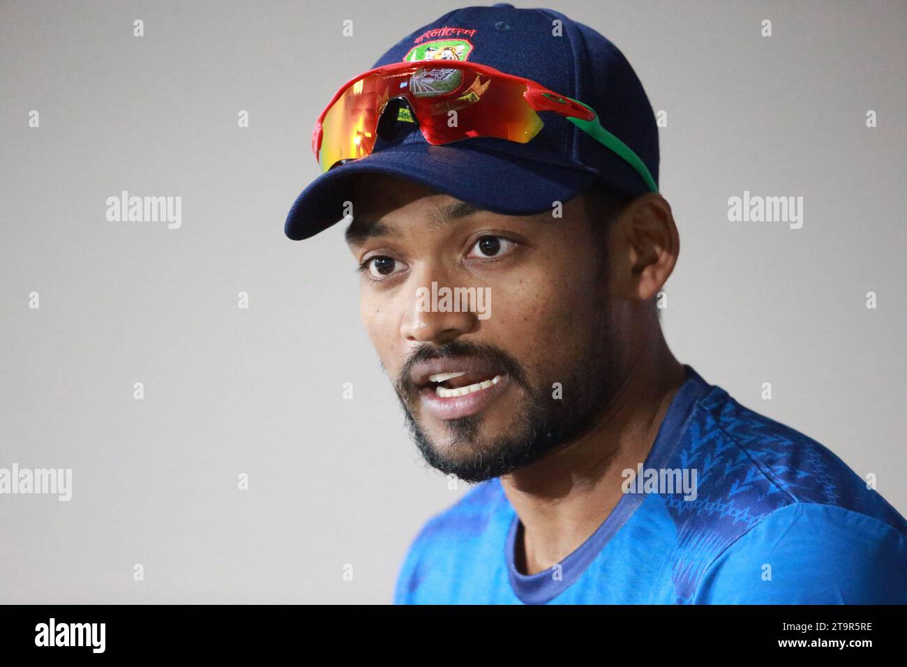 Nazmul Hossain Shanto, capitaine de l'équipe de cricket du Bangladesh, prend la parole lors de la conférence de presse d'avant-match après la séance d'essais au Sylhet International CRI Banque D'Images