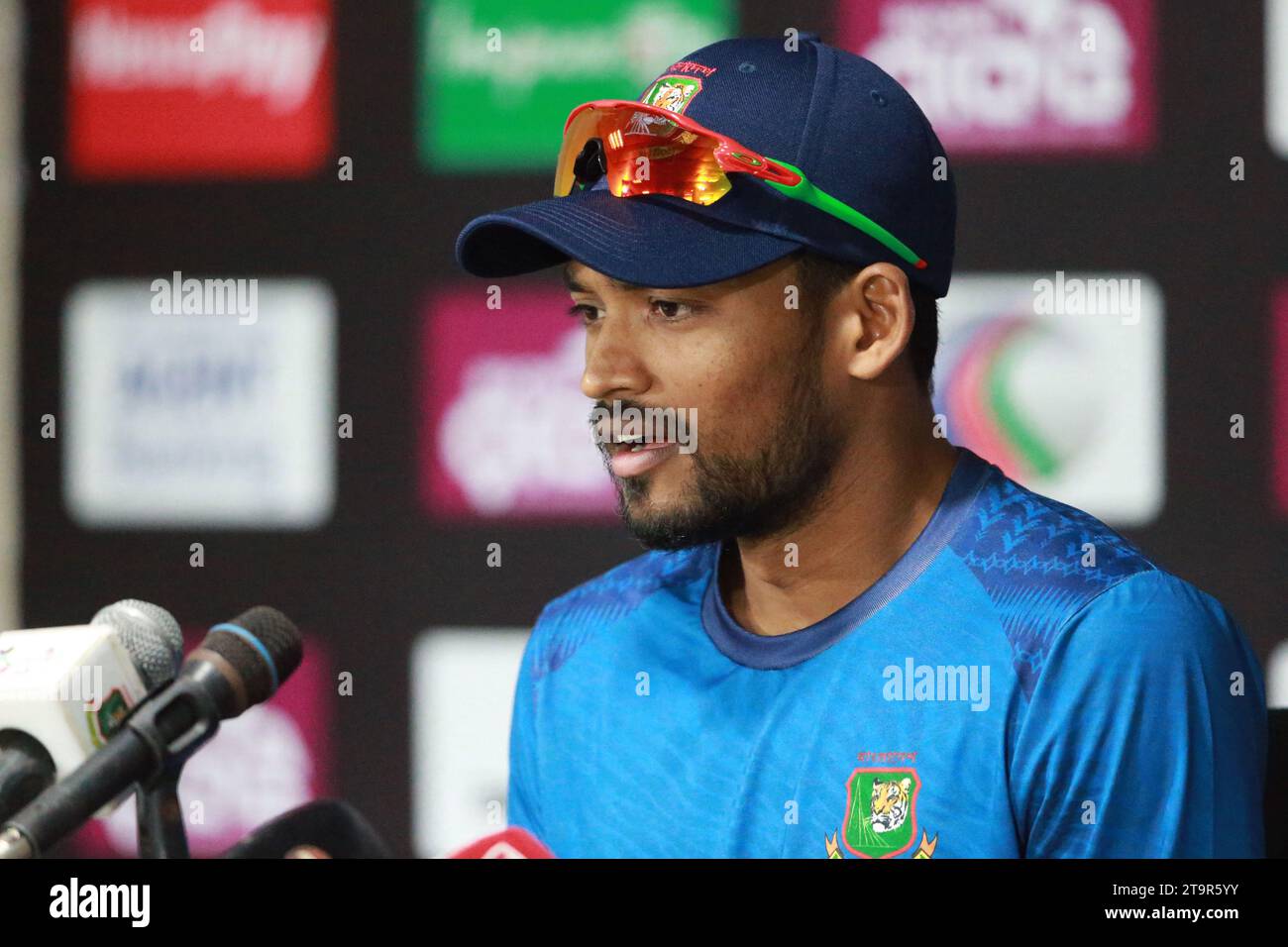 Nazmul Hossain Shanto, capitaine de l'équipe de cricket du Bangladesh, prend la parole lors de la conférence de presse d'avant-match après la séance d'essais au Sylhet International CRI Banque D'Images