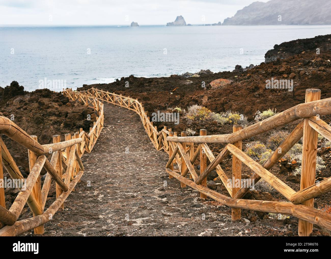 Belle façon avec clôture en bois à la plage Playa Charco los Sargos dans la lumière du soir à El Hierro, la frontera, Îles Canaries Banque D'Images
