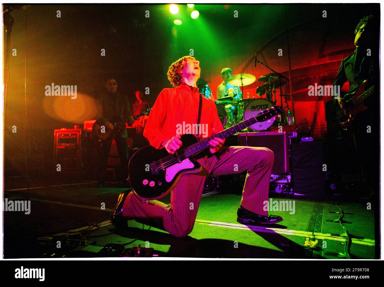 BECK, CHANTEUR, 1997 : Beck joue un concert unique à l'Université de Cardiff pour faire connaître l'album d'Odelay le 3 mars 1997. La star n'a joué que deux dates au Royaume-Uni lors de cette visite. Le concert comprenait une incroyable bataille de guitare prolongée avec Beck à la guitare et un champion Scratch DJ manipulant un accord de guitare sur les platines. Photo : Rob Watkins Banque D'Images